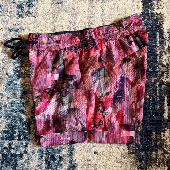 Lululemon Spring Break Away Short Size 4 - Picture 3 of 9